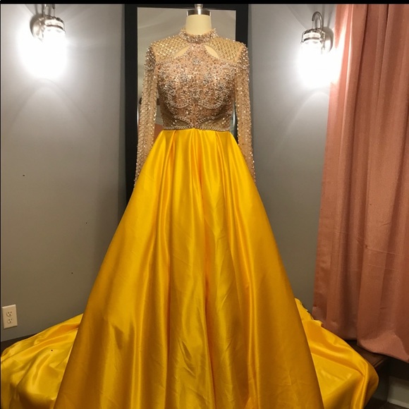 Ashley Lauren Couture - Picture 2 of 2